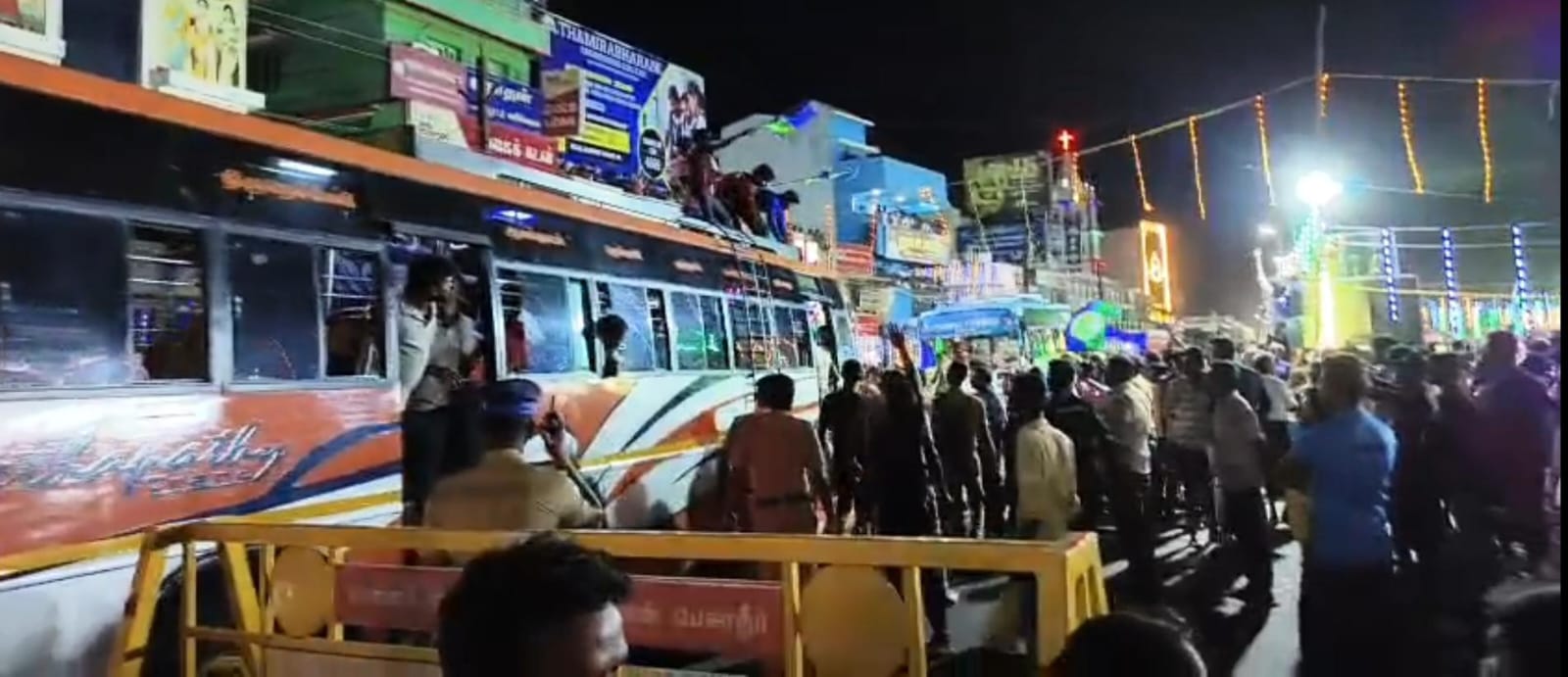 ஆலங்குளத்தில் அரசு பேருந்தின் மீது ஏறி ஆட்டம் போட்ட இளைஞர்கள்  -வைரலாகும் வீடியோ.